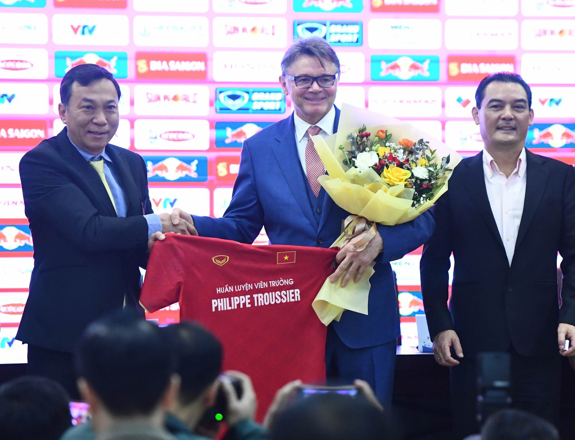 HLV Philippe Troussier hướng tới dự World Cup cùng ĐT Việt Nam - Ảnh 1.