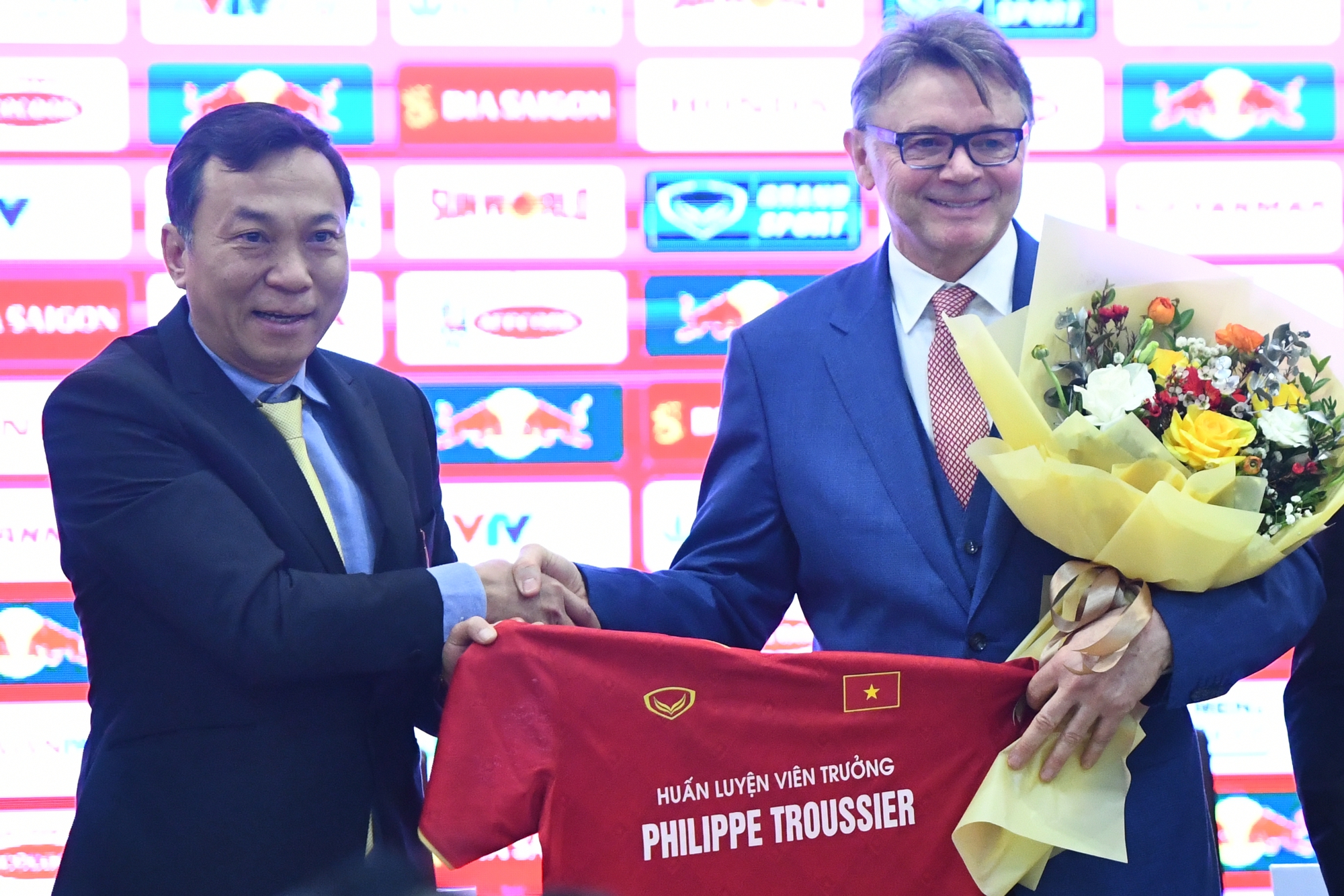 HLV Philippe Troussier diện trang phục trẻ trung, rạng ngời trong ngày nhậm chức HLV trưởng ĐT Việt Nam  - Ảnh 5.