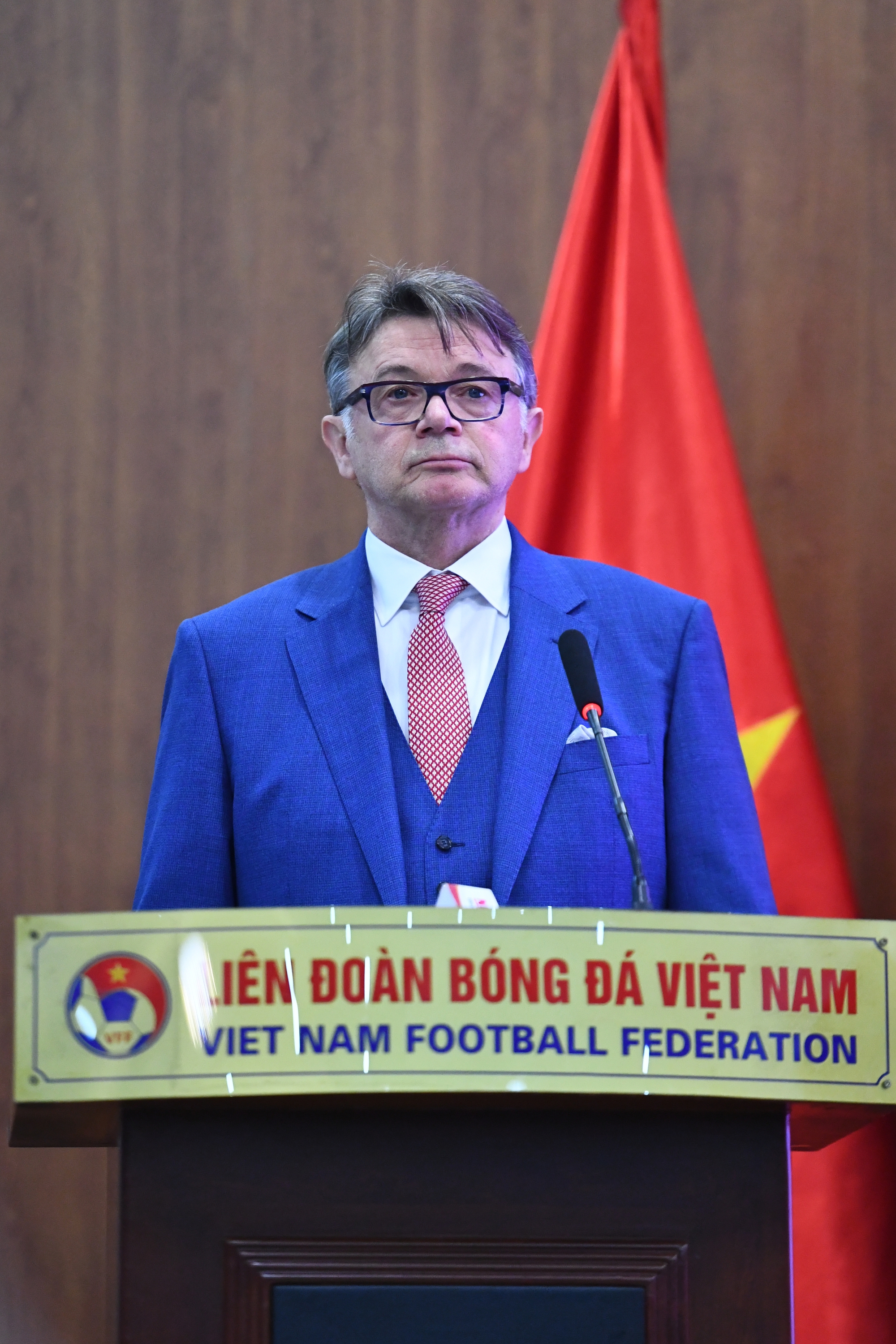 HLV Philippe Troussier diện trang phục trẻ trung, rạng ngời trong ngày nhậm chức HLV trưởng ĐT Việt Nam  - Ảnh 6.