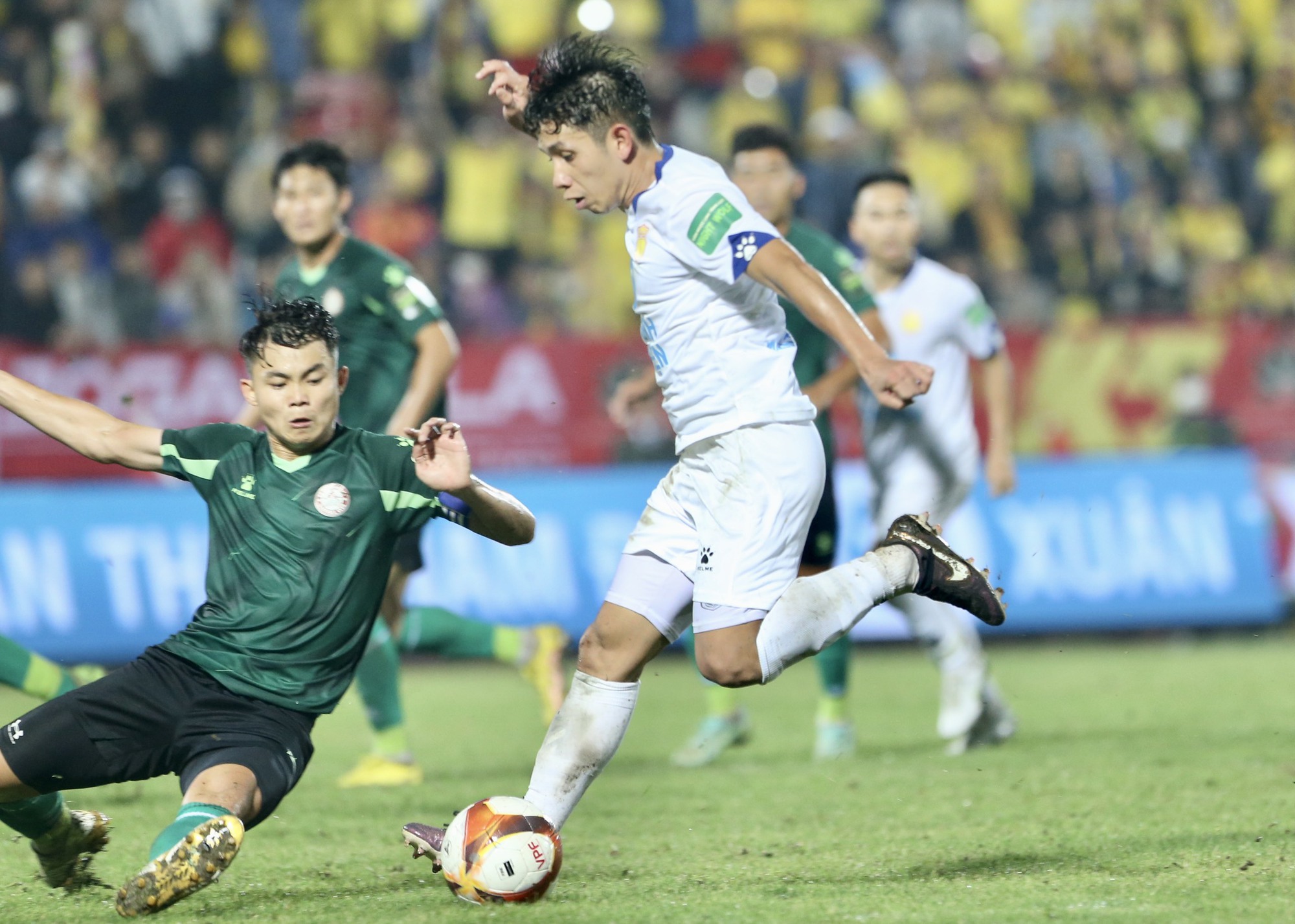 Mở màn V.League 2023: CLB Thanh Hoá, Nam Định giành trọn 3 điểm - Ảnh 1.
