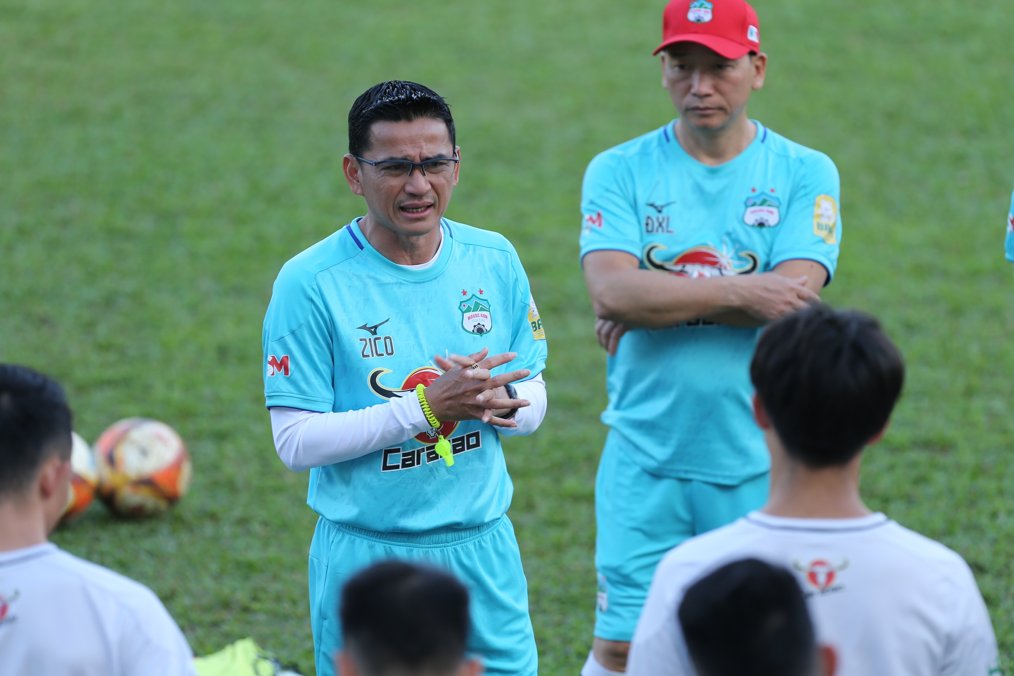 HLV Kiatisuk: 'Bầu Đức muốn đôn lứa cầu thủ HAGL lên đội hình U23 Việt Nam đá SEA Games tới' - Ảnh 1.