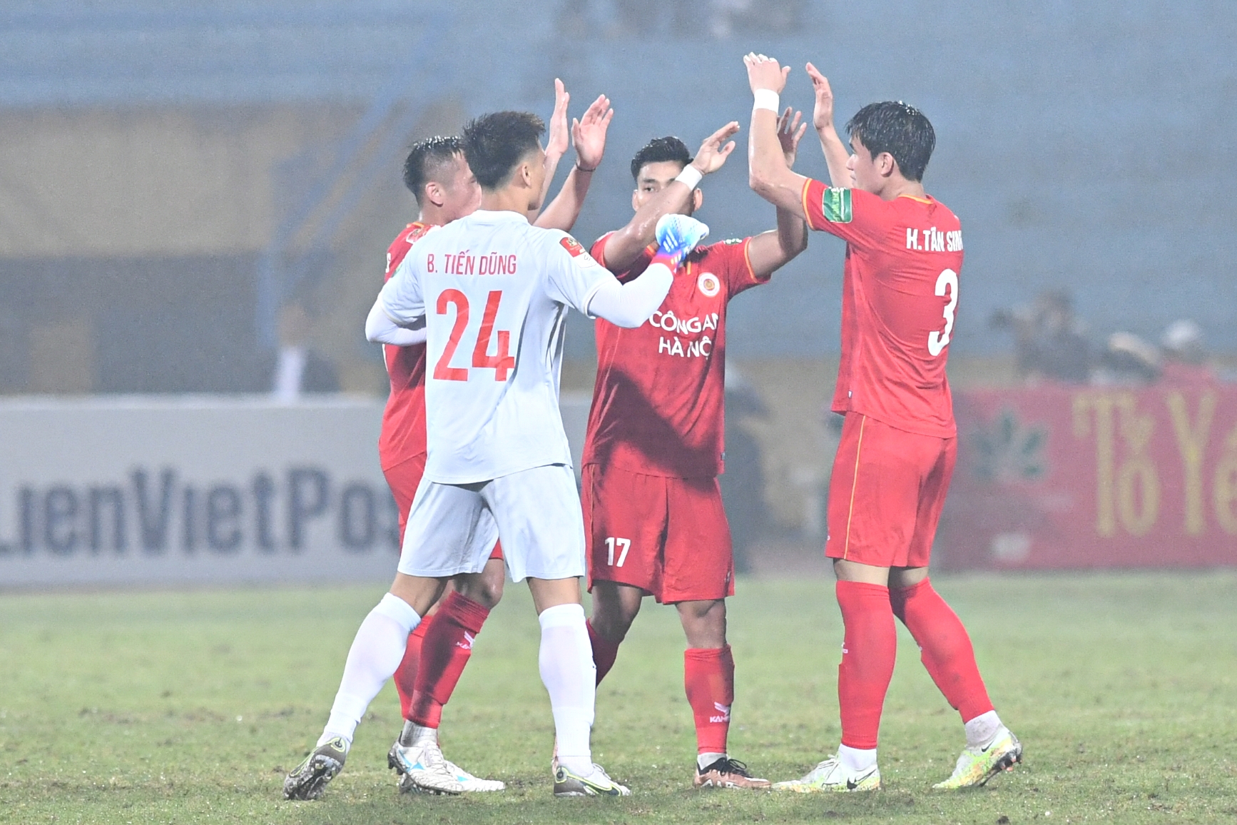 Văn Lâm thất vọng sau trận thua đậm nhất sự nghiệp tại V-League - Ảnh 7.