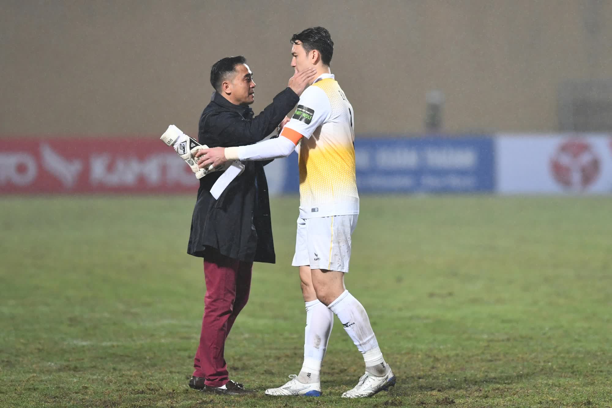 Văn Lâm thất vọng sau trận thua đậm nhất sự nghiệp tại V-League - Ảnh 4.
