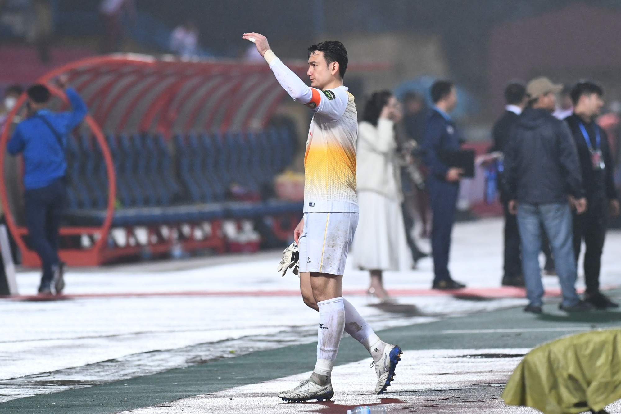 Văn Lâm thất vọng sau trận thua đậm nhất sự nghiệp tại V-League - Ảnh 5.