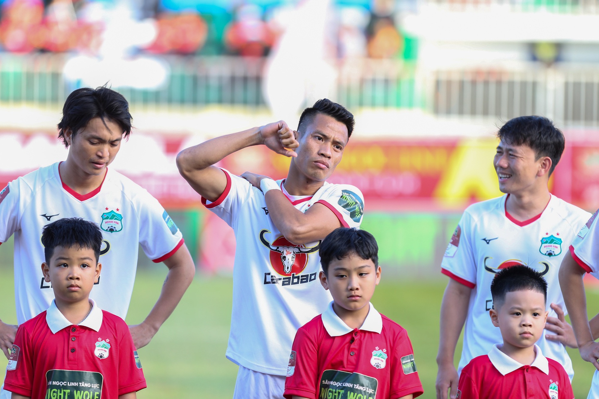 HLV Kiatisuk: 'Tôi động viên Tuấn Anh, Minh Vương thi đấu trọn 90 phút ở các trận đầu mùa giải' - Ảnh 1.