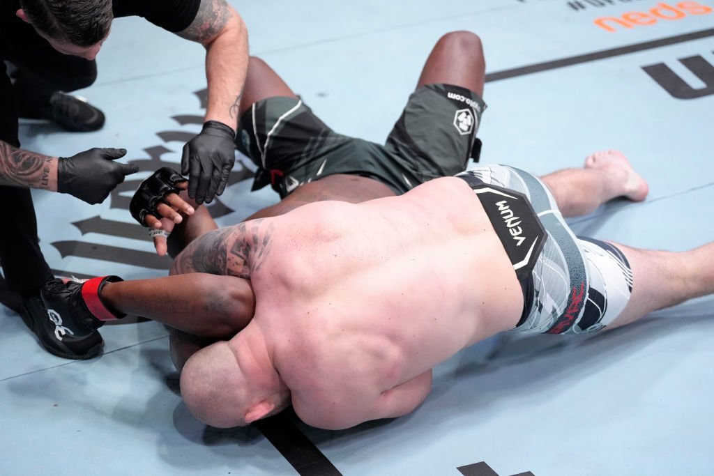 UFC FN 218: &quot;Vua knock-out&quot; Derrick Lewis lại thua, võ sĩ Indonesia lỡ cơ hội tạo ra lịch sử - Ảnh 3.