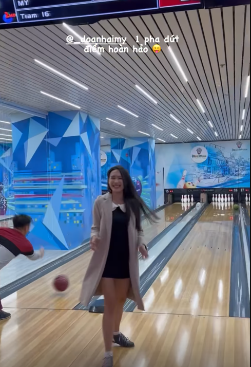 Văn Hậu khoe tài ném bowling cùng bạn gái xinh đẹp Doãn Hải My - Ảnh 2.