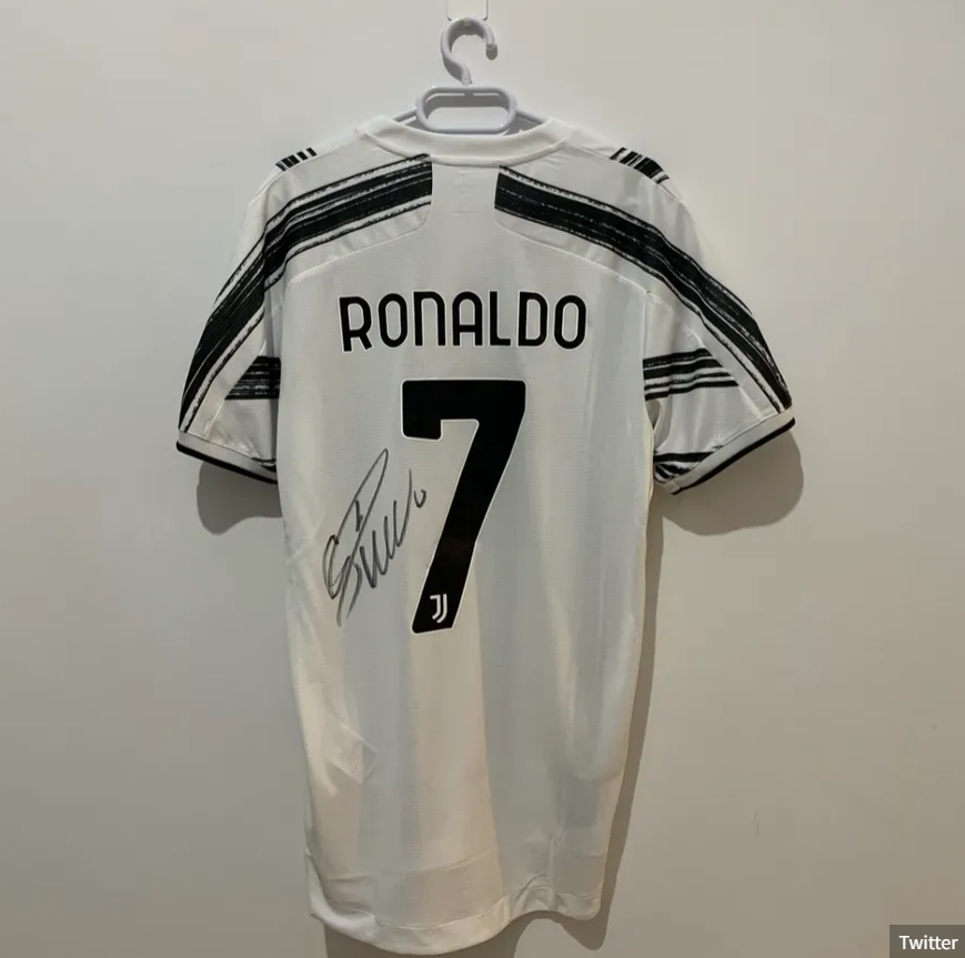 Áo có chữ ký Ronaldo được bán đấu giá để cứu trợ động đất Thổ Nhĩ Kỳ - Ảnh 2.