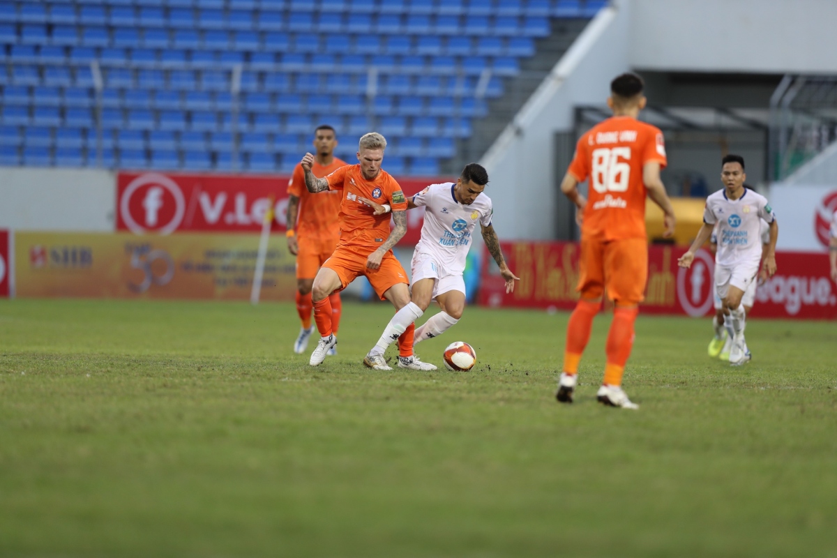 Nam Định tạm thời vươn lên dẫn đầu V-League 2023 - Ảnh 1.
