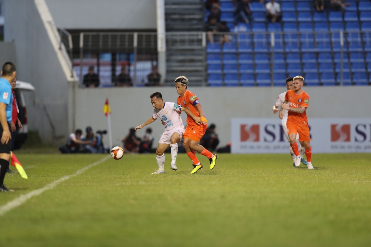 Nam Định tạm thời vươn lên dẫn đầu V-League 2023 - Ảnh 2.