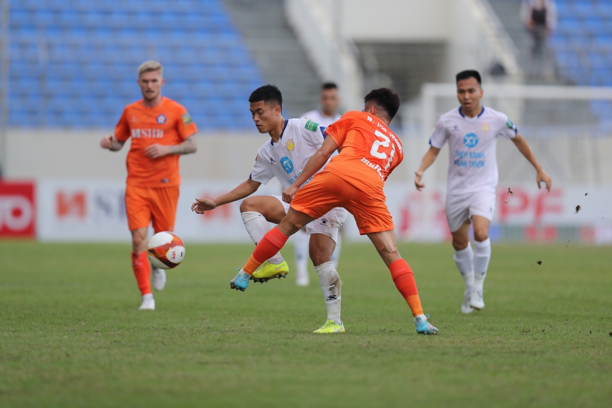 Nam Định tạm thời vươn lên dẫn đầu V-League 2023 - Ảnh 3.