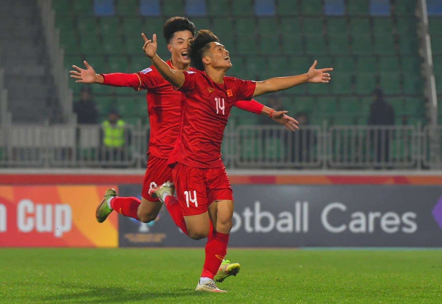 HLV Philippe Troussier triệu tập bổ sung 9 cầu thủ U20 lên U23 Việt Nam - Ảnh 1.