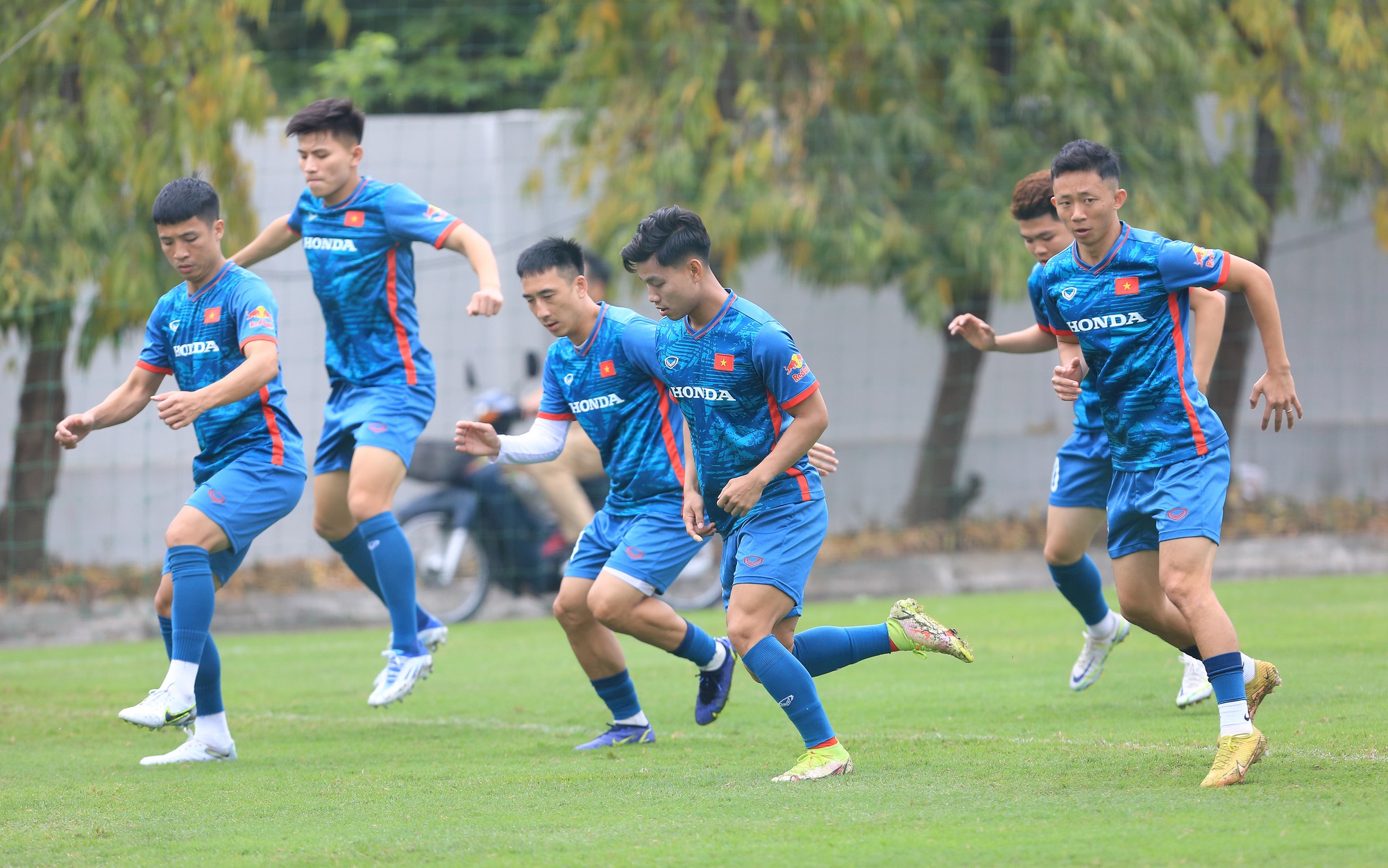 Đội tuyển Việt Nam tập buổi cuối, chia tay nhau để trở về câu lạc bộ - Ảnh 4.