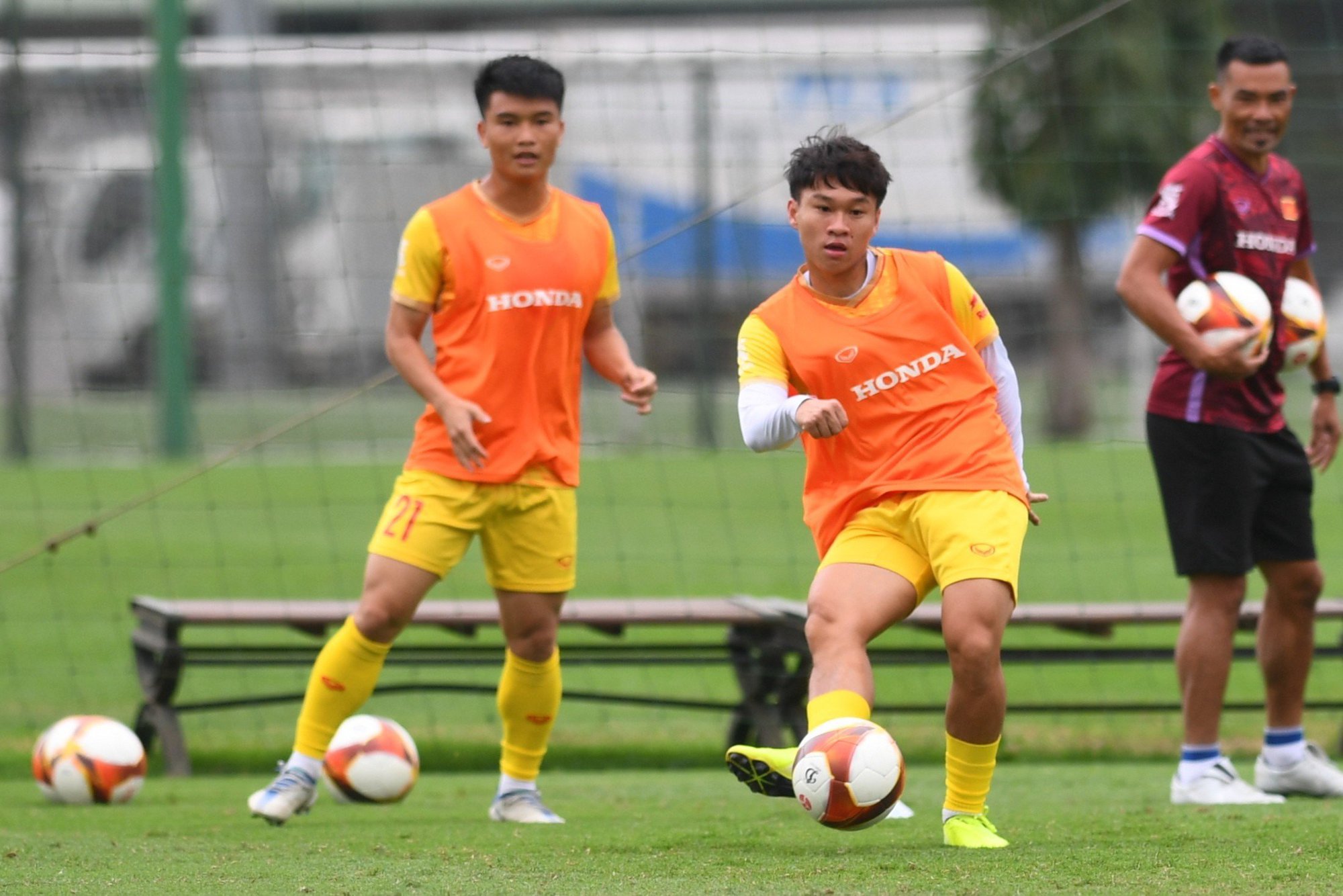 Vừa sát cánh ở U20 châu Á, đôi bạn thân Quốc Việt, Văn Trường đã phải đối đầu nhau ở U23 Việt Nam - Ảnh 6.