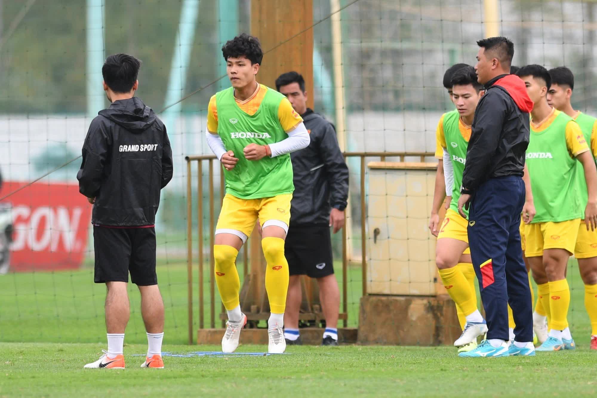 Vừa sát cánh ở U20 châu Á, đôi bạn thân Quốc Việt, Văn Trường đã phải đối đầu nhau ở U23 Việt Nam - Ảnh 7.