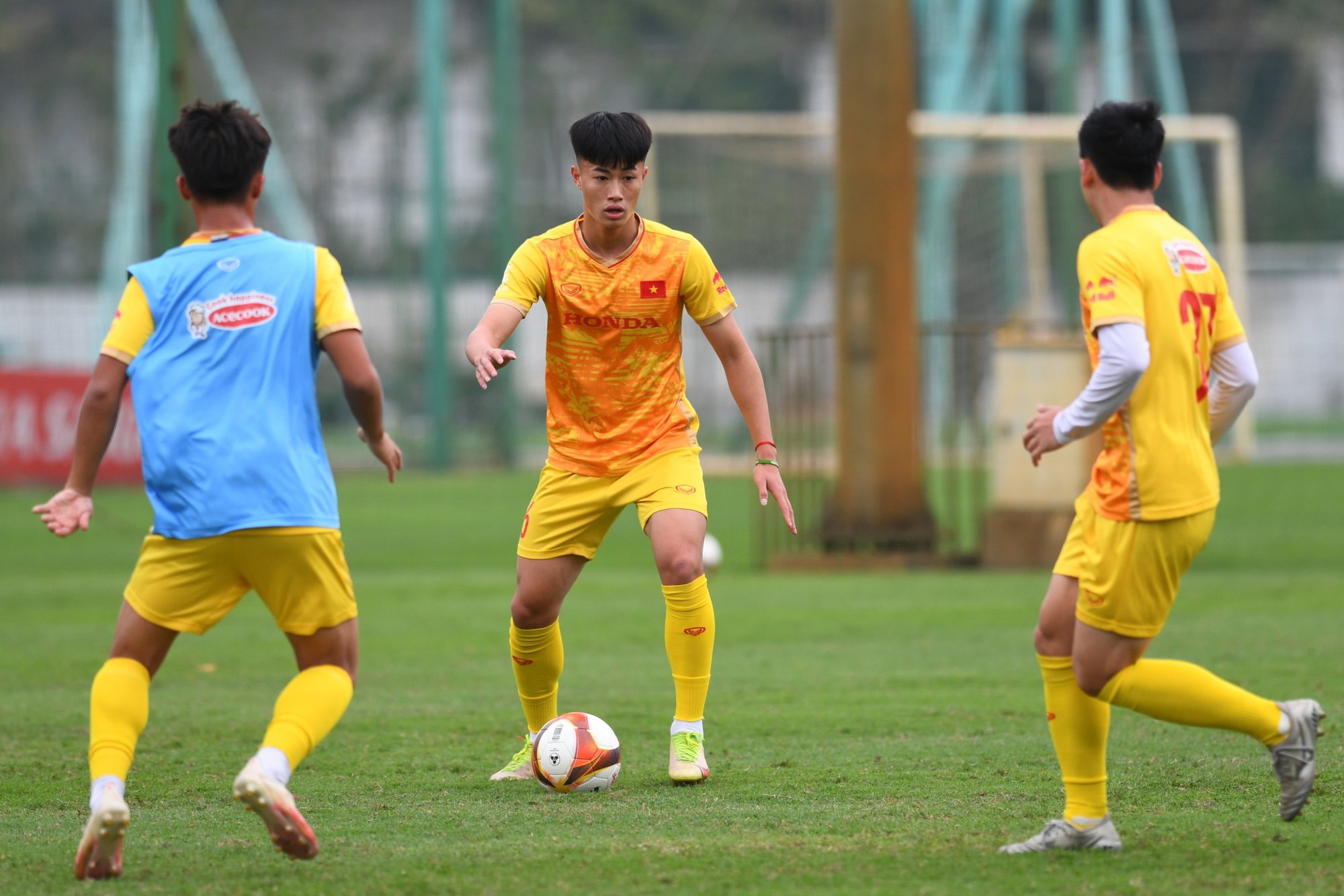Vừa sát cánh ở U20 châu Á, đôi bạn thân Quốc Việt, Văn Trường đã phải đối đầu nhau ở U23 Việt Nam - Ảnh 3.