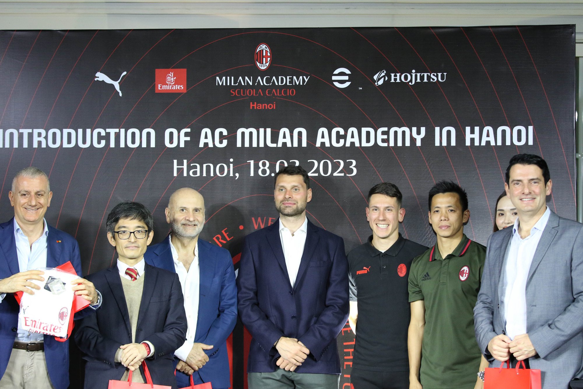 Văn Quyết tiết lộ lý do cho con trai tập luyện tại Học viện bóng đá AC Milan - Ảnh 5.