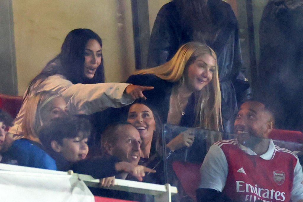 Kim Kardashian bất ngờ tới xem Arsenal thi đấu, nhận được món quà đặc biệt từ ngôi sao đội bóng - Ảnh 1.