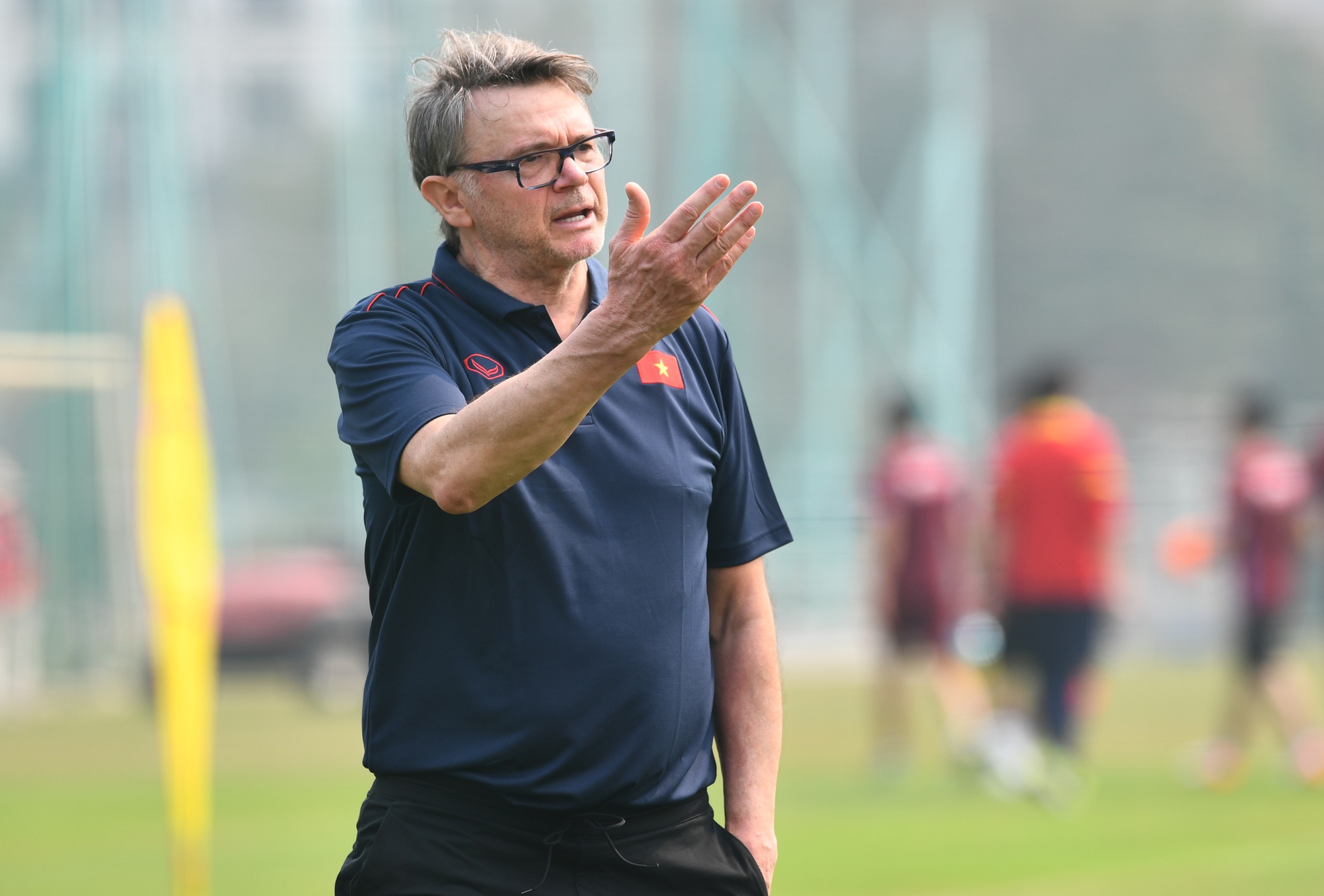 HLV Philippe Troussier tổ chức 'họp' bất ngờ, nói lời gan ruột với truyền thông - Ảnh 2.