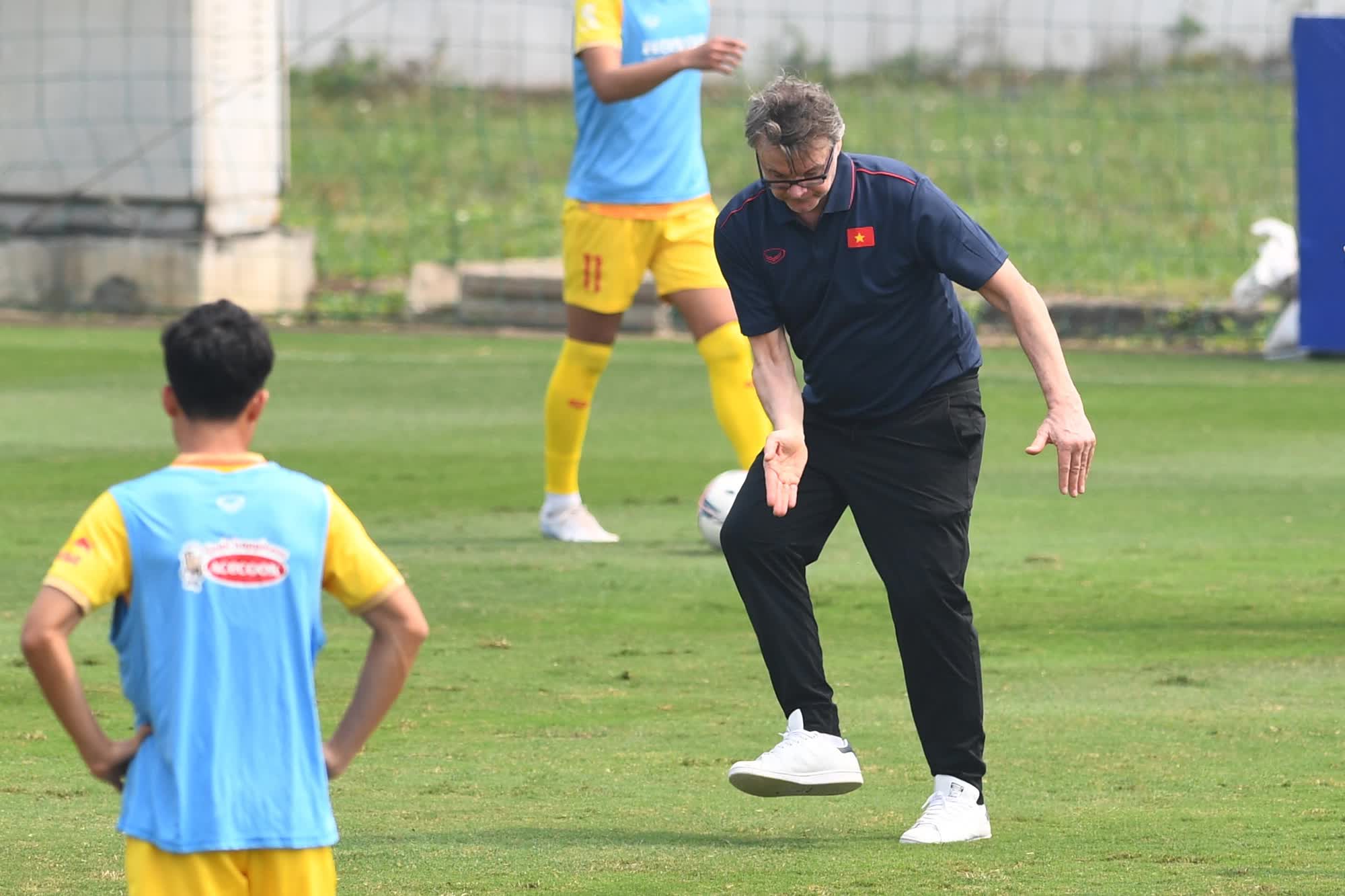 HLV Philippe Troussier yêu cầu thủ môn tập chuyền ngắn, lộ rõ triết lý chơi bóng của U23 Việt Nam - Ảnh 1.