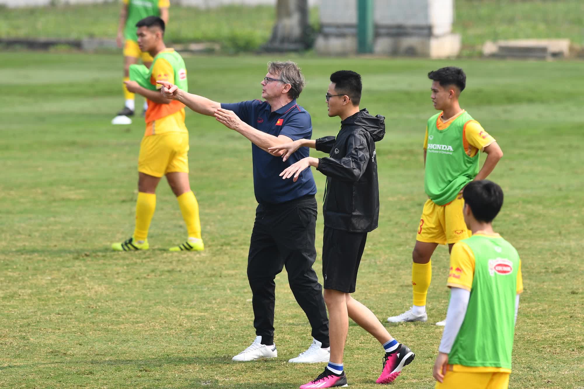 HLV Philippe Troussier yêu cầu thủ môn tập chuyền ngắn, lộ rõ triết lý chơi bóng của U23 Việt Nam - Ảnh 4.