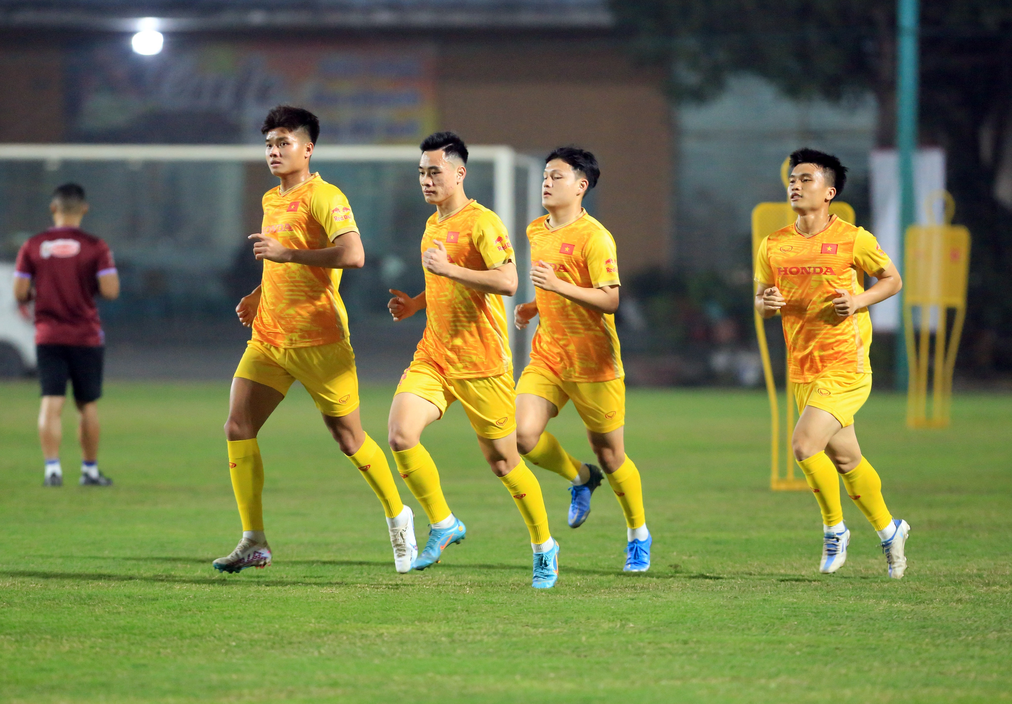 U23 Việt Nam tập đêm buổi đầu tiên với HLV Troussier - Ảnh 3.