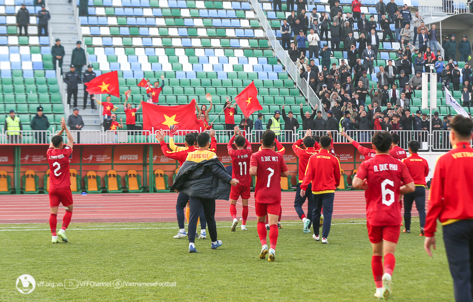 Đội trưởng Khuất Văn Khang xuất sắc nhất trận đấu U20 Việt Nam thắng U20 Australia - Ảnh 2.