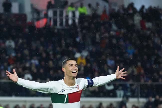 Ronaldo tỏ ra thoải mái với hào quang nổi tiếng, có hành động bất ngờ khi fan cuồng tràn vào sân - Ảnh 4.
