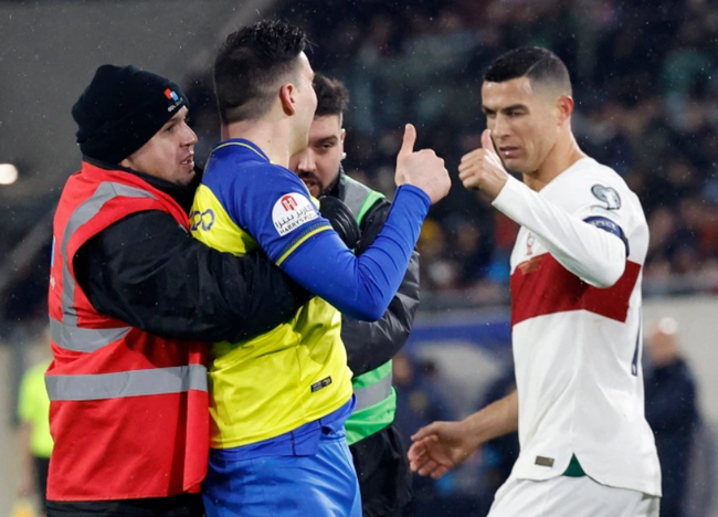Ronaldo tỏ ra thoải mái với hào quang nổi tiếng, có hành động bất ngờ khi fan cuồng tràn vào sân - Ảnh 1.