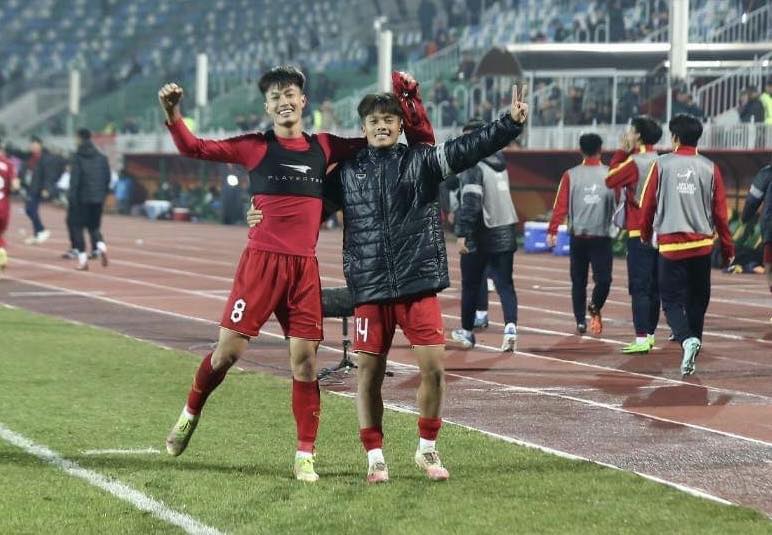 Màn ăn mừng chiến thắng đầy cảm xúc của U20 Việt Nam trước U20 Qatar - Ảnh 9.