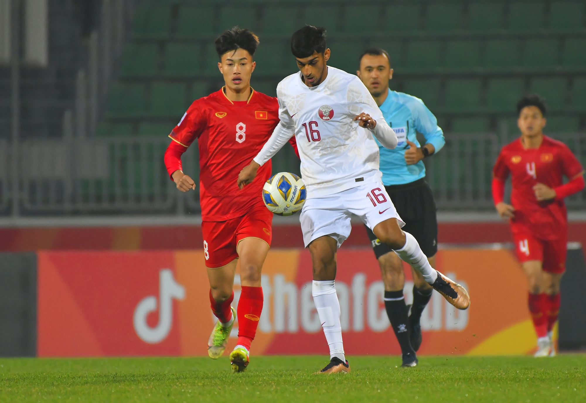 Màn ăn mừng chiến thắng đầy cảm xúc của U20 Việt Nam trước U20 Qatar - Ảnh 6.