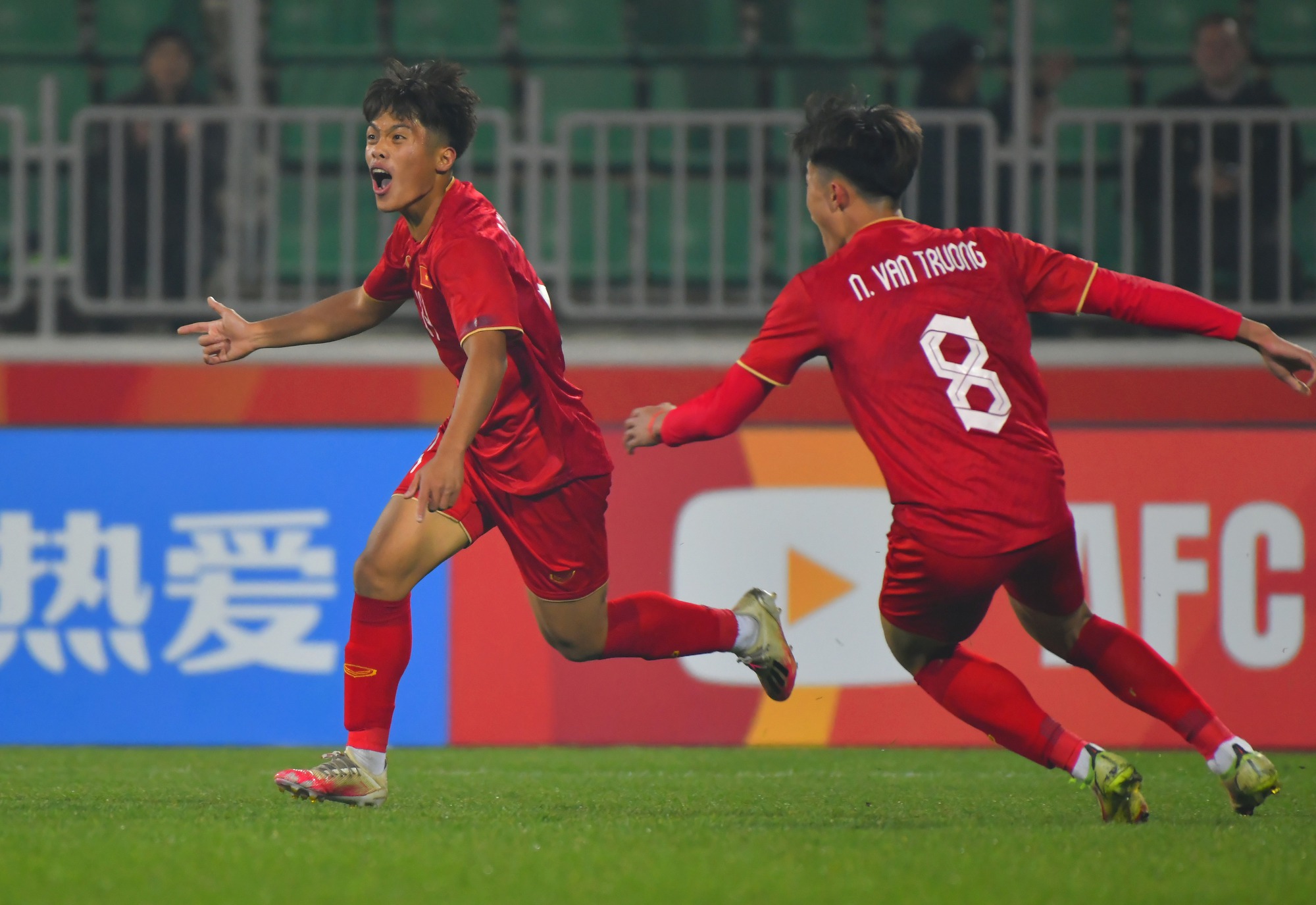Màn ăn mừng chiến thắng đầy cảm xúc của U20 Việt Nam trước U20 Qatar - Ảnh 3.