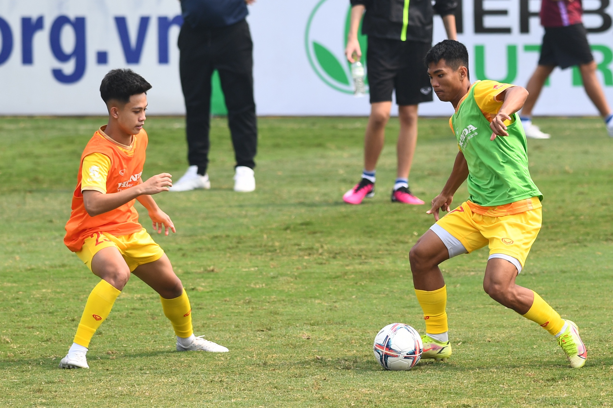 Phan Du Học tiết lộ lý do HLV Troussier đổi thói quen tập đêm của U23 Việt Nam - Ảnh 1.