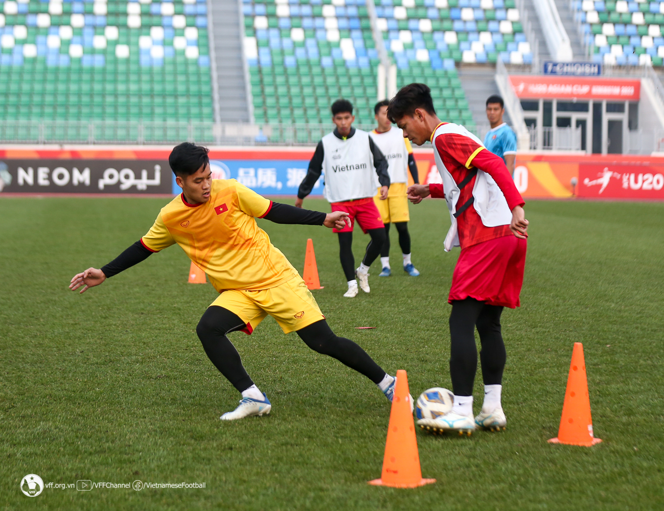 Một cầu thủ U20 Việt Nam phải tập riêng trước trận đấu gặp U20 Iran - Ảnh 8.