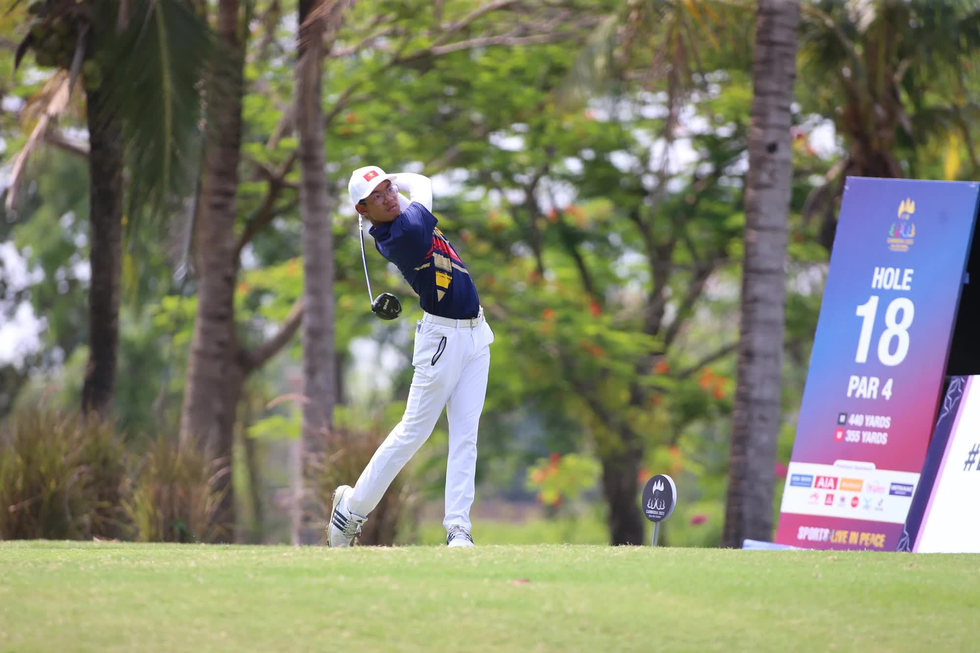 VĐV 15 tuổi Lê Khánh Hưng thi đấu xuất sắc, giành HCV SEA Games lịch sử cho golf Việt Nam - Ảnh 1.