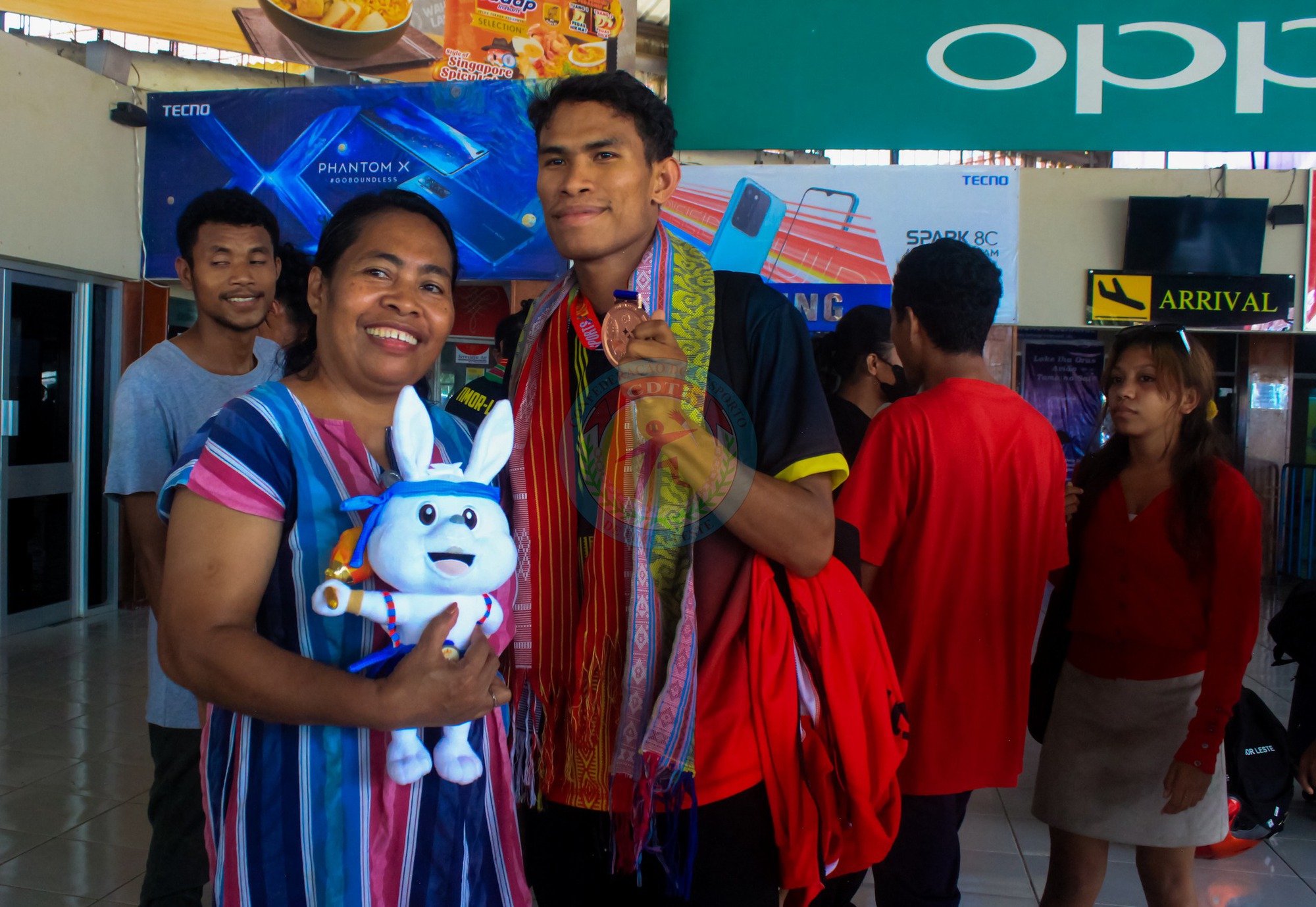 VĐV Timor Leste được chào đón như người hùng sau khi giành HCĐ SEA Games, HLV cảm thán: 'Thật tự hào' - Ảnh 4.
