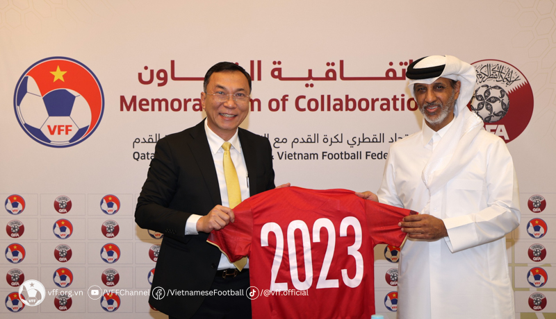 LĐBĐ Việt Nam và LĐBĐ Qatar chính thức ký ghi nhớ hợp tác phát triển bóng đá - Ảnh 1.
