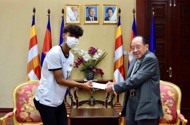 Bị loại sớm, cầu thủ U22 Campuchia vẫn được Phó Thủ tướng thưởng 10.000 USD - Ảnh 1.