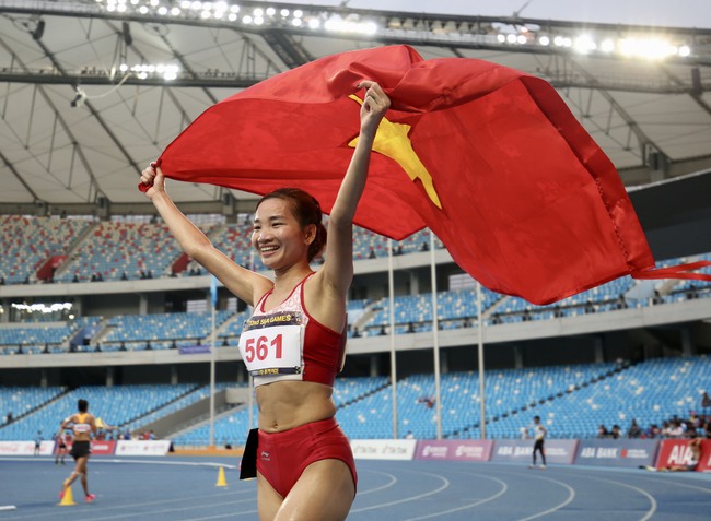 Siêu nhân Nguyễn Thị Oanh quá đỉnh: Vô địch 10.000m, tham gia 4 nội dung hái cả 4 HCV - Ảnh 2.