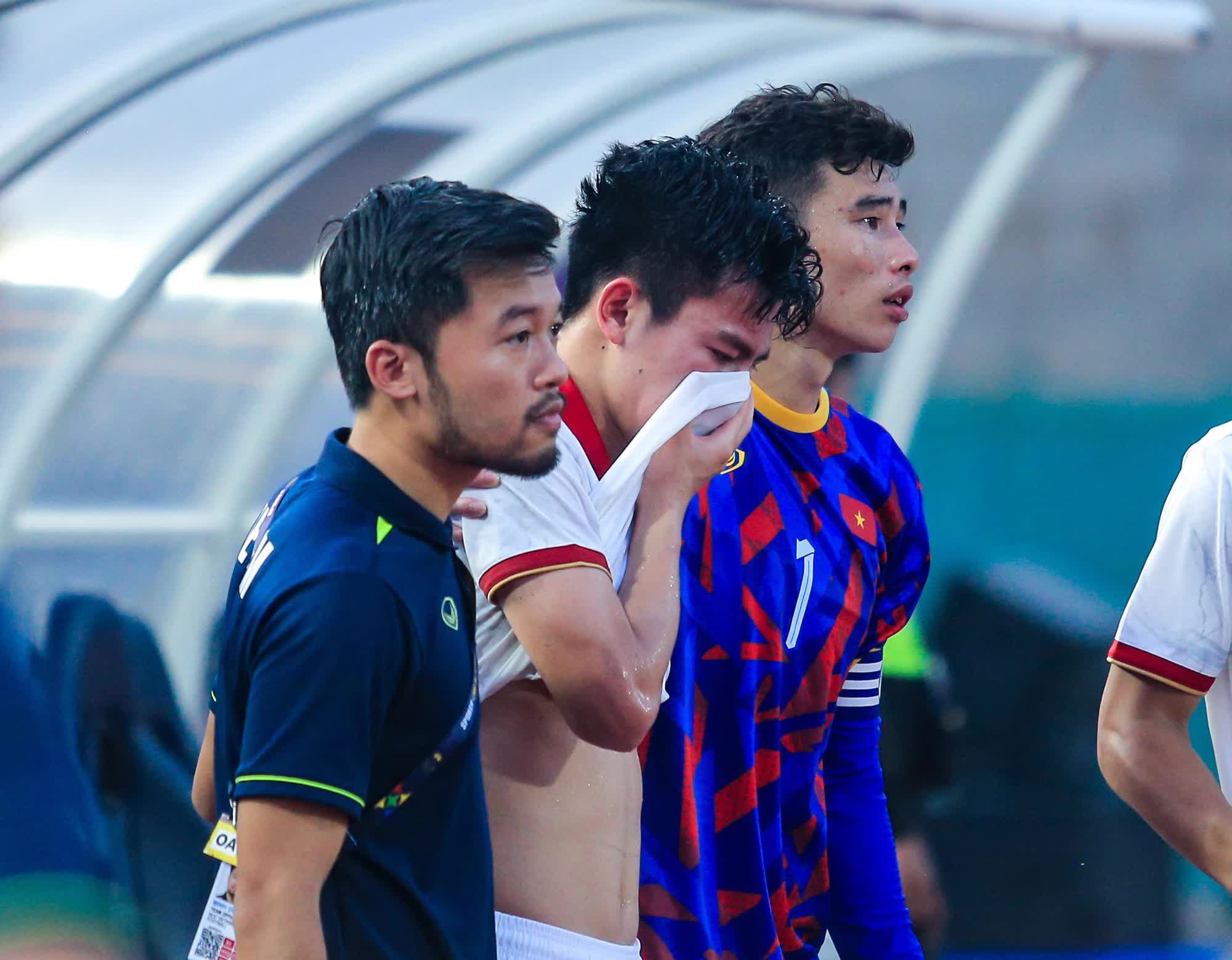Cầu thủ U22 Việt Nam ôm đầu, bật khóc nức nở sau thất bại tiếc nuối trước U22 Indonesia  - Ảnh 2.