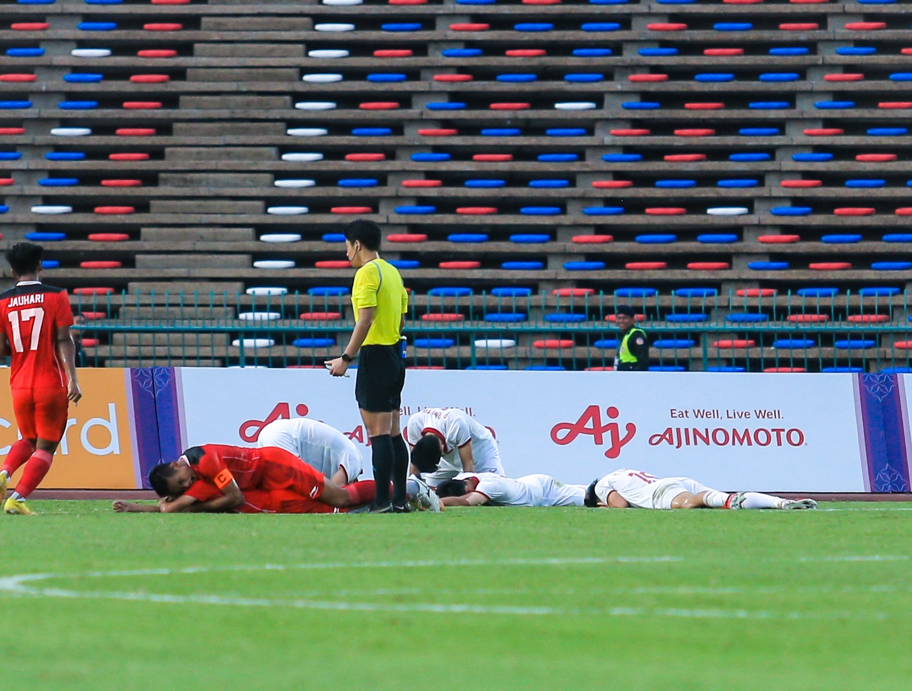 Cầu thủ U22 Việt Nam ôm đầu, bật khóc nức nở sau thất bại tiếc nuối trước U22 Indonesia  - Ảnh 1.