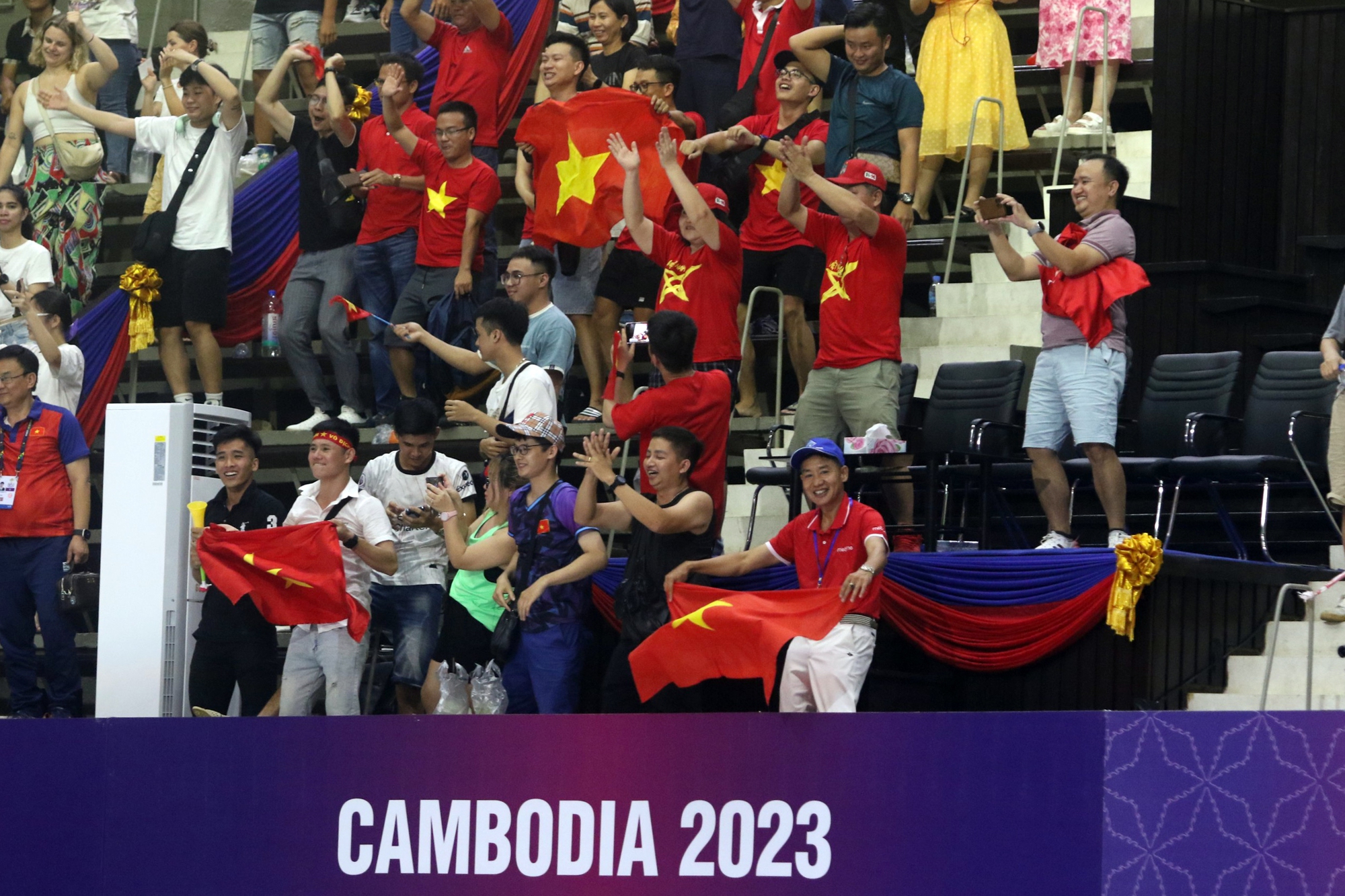 Thua Việt Nam ở bán kết SEA Games, tuyển Indonesia khóc nước nở, chìm trong nước mắt - Ảnh 9.