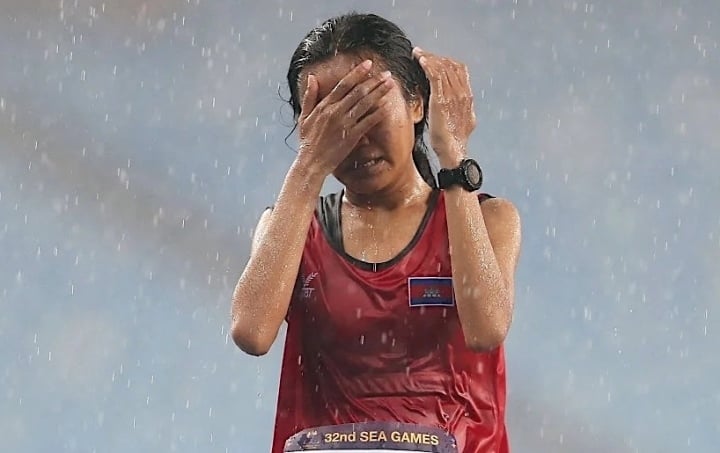 VĐV Campuchia vừa chạy vừa khóc dưới mưa dùng tiền thưởng trả nợ cho mẹ - Ảnh 1.