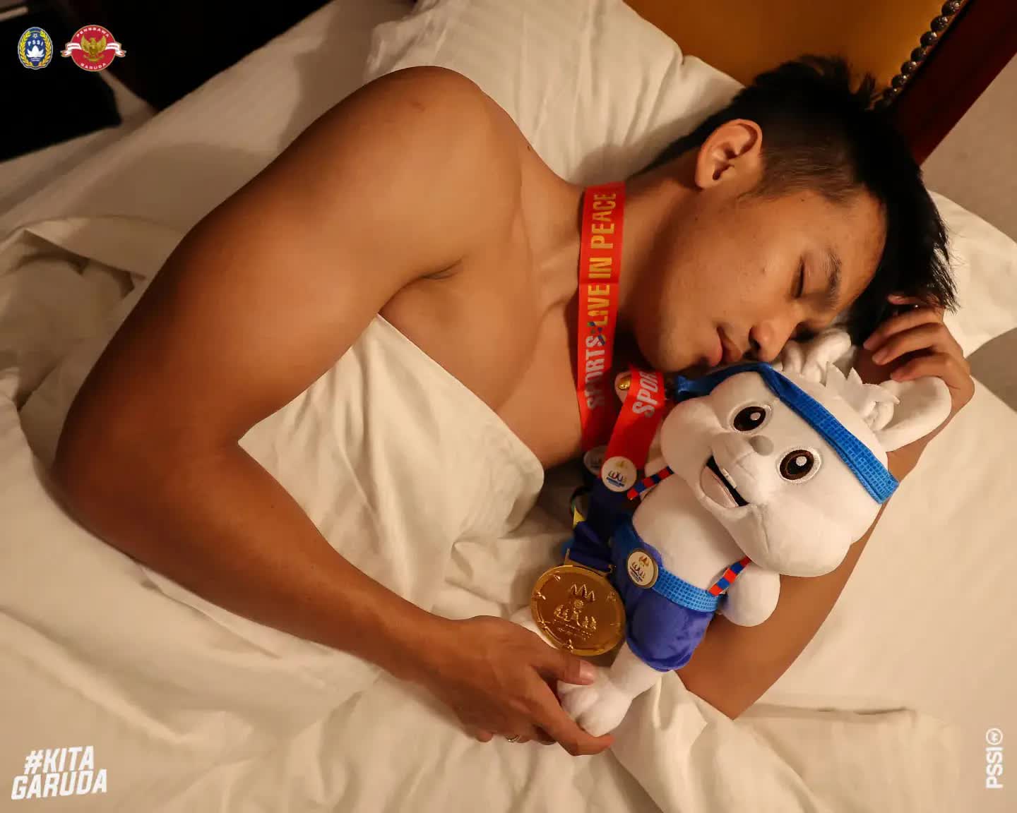 Cầu thủ Indonesia đeo huy chương vàng ngủ say sau trận đấu căng thẳng với U22 Thái Lan