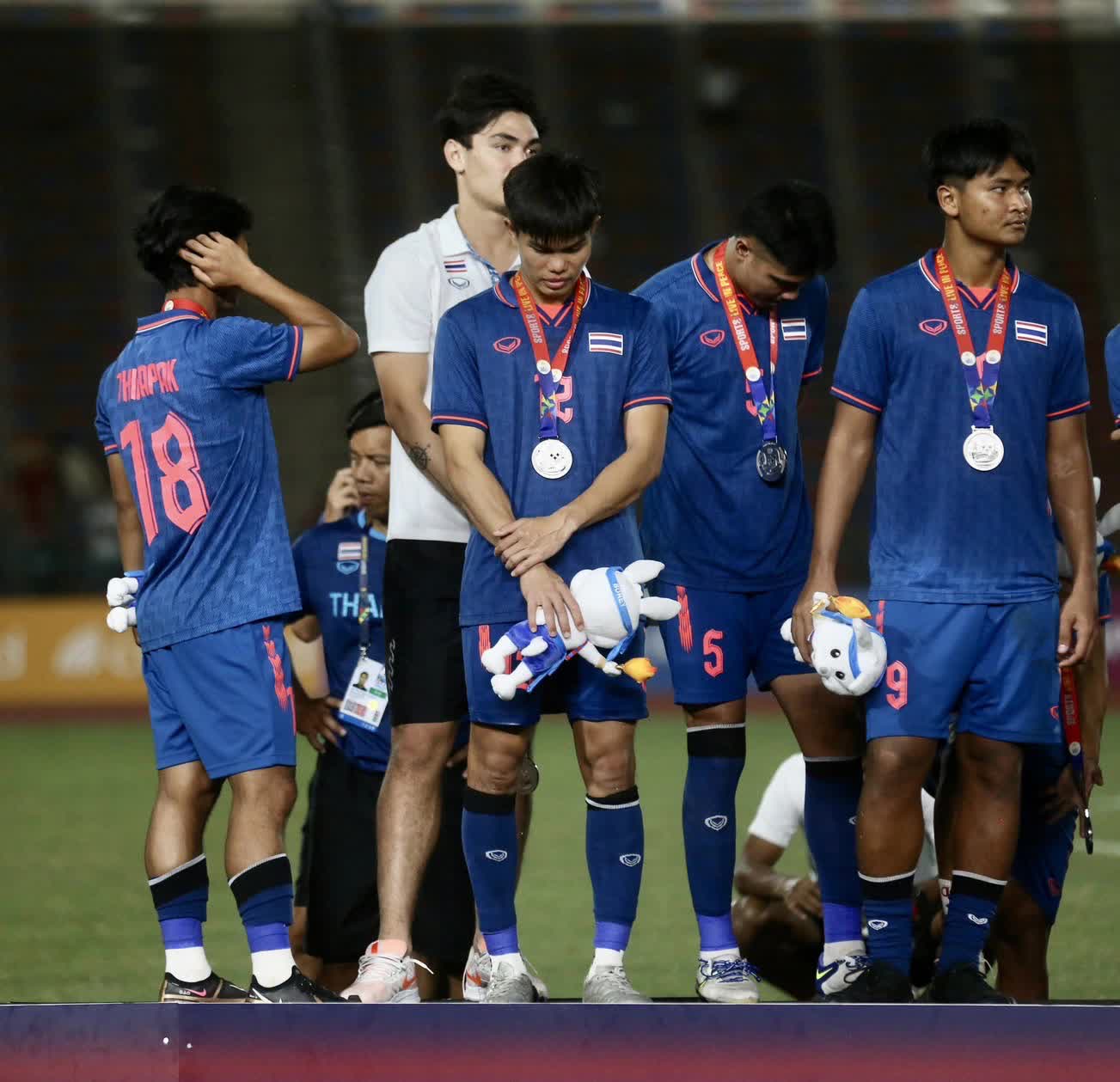 Cầu thủ Indonesia đeo huy chương vàng ngủ say sau trận đấu căng thẳng với U22 Thái Lan