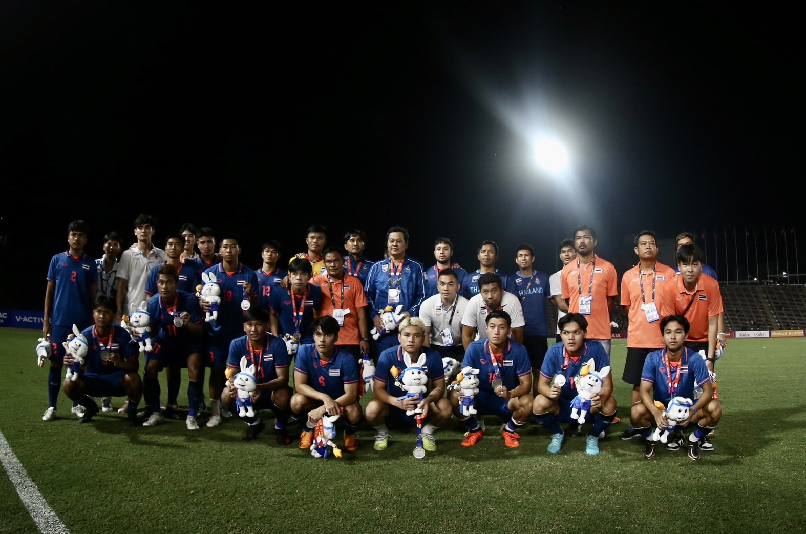 Cầu thủ Indonesia đeo huy chương vàng ngủ say sau trận đấu căng thẳng với U22 Thái Lan