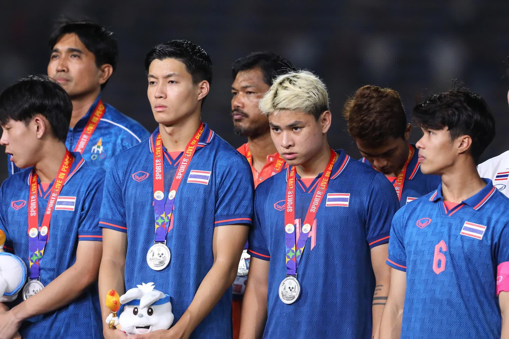 Sau lời giã từ đội tuyển gây sốc, trung vệ Thái Lan ném huy chương SEA Games lên khán đài - Ảnh 2.