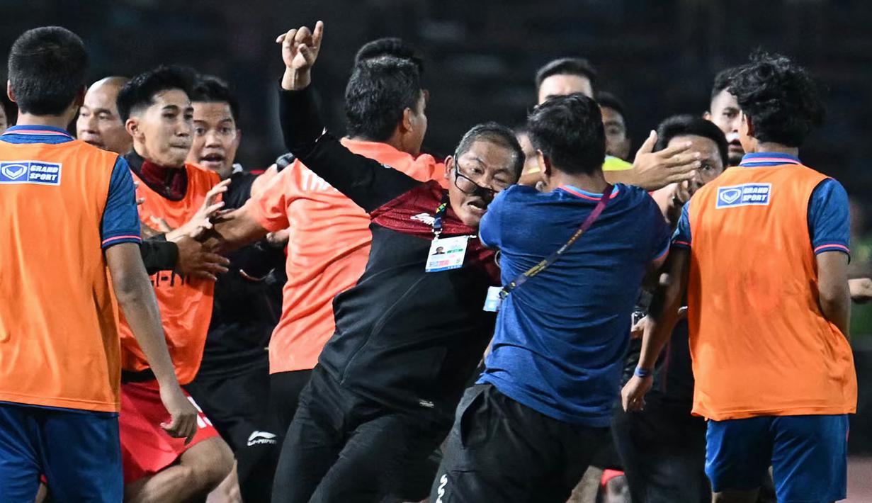 U22 Indonesia: Trưởng đoàn chảy máu miệng, cầu thủ rách môi sau trận chung kết SEA Games kinh hoàng - Ảnh 7.