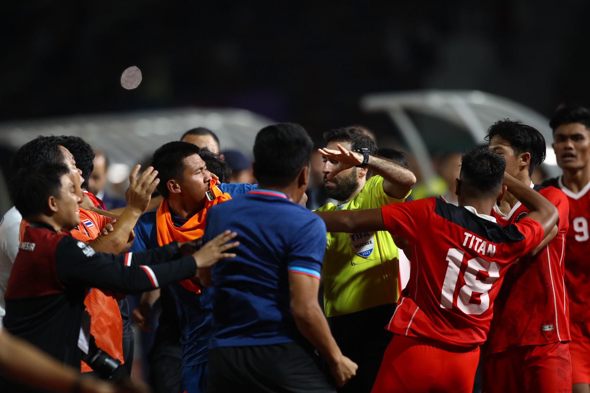 U22 Indonesia: Trưởng đoàn chảy máu miệng, cầu thủ rách môi sau trận chung kết SEA Games kinh hoàng - Ảnh 5.