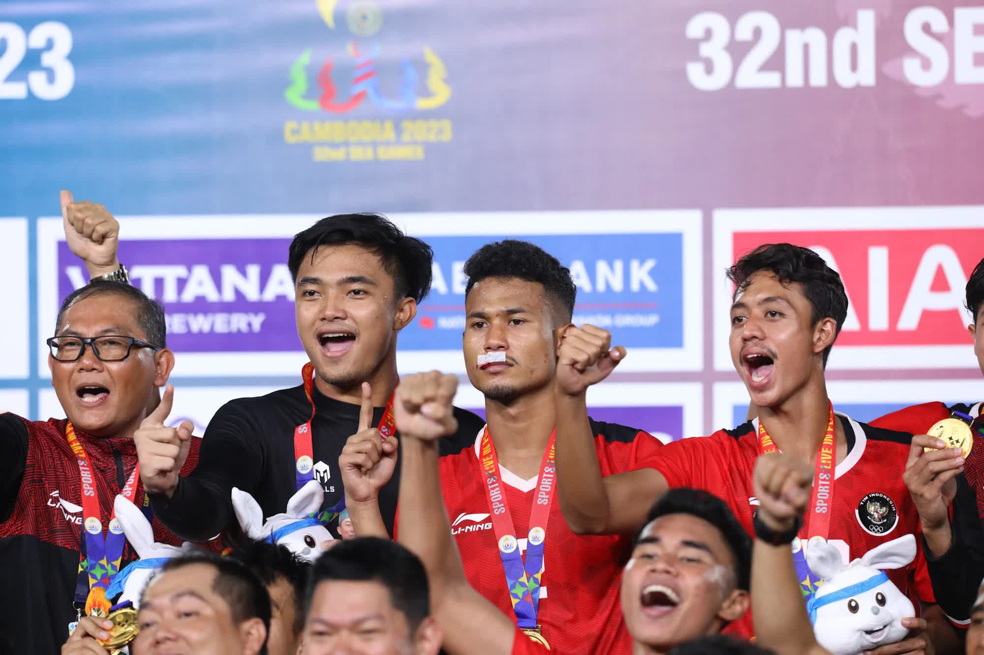 U22 Indonesia: Trưởng đoàn chảy máu miệng, cầu thủ rách môi sau trận chung kết SEA Games kinh hoàng - Ảnh 2.